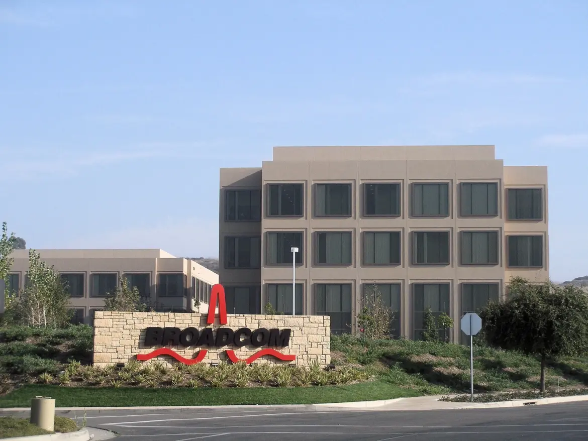 Broadcom (AVGO) Stock Price Prediction: $465 Bull, $280 Bear