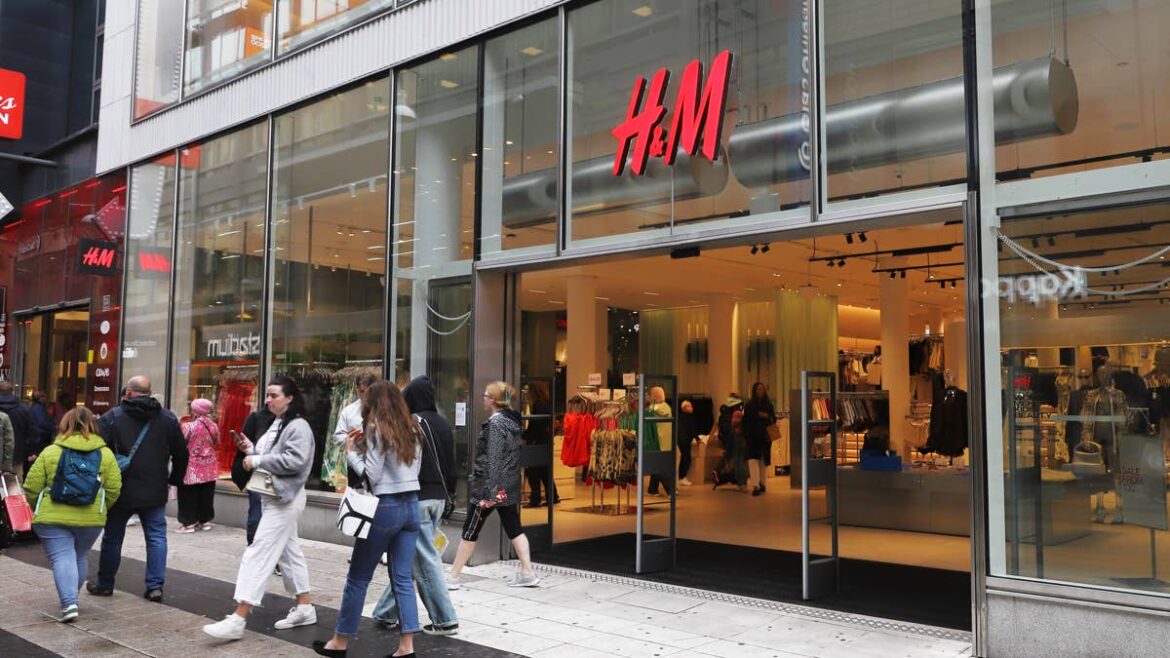 Fashion retailer makes major holiday move after clothing shortage 